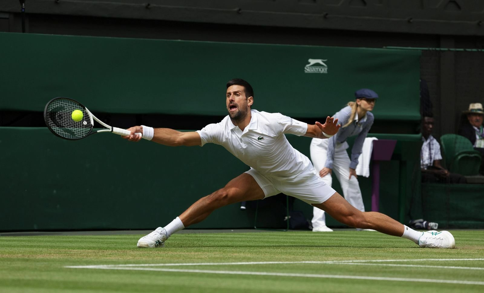 Atleti e pubblico in una scena sportiva dinamica